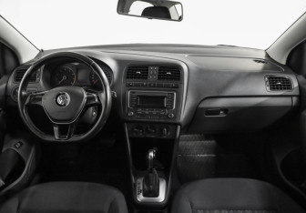Подержанный автомобиль Volkswagen Polo Sedan 2017 года (10 фото)