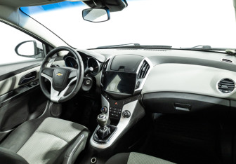 Подержанный автомобиль Chevrolet Cruze Wagon 2014 года (9 фото)