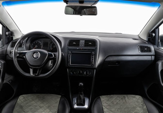 Подержанный автомобиль Volkswagen Polo Sedan 2017 года (10 фото)