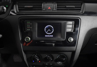 Подержанный автомобиль Skoda Rapid Liftback 2015 года (14 фото)