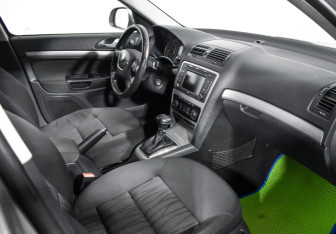 Подержанный автомобиль Skoda Octavia Liftback 2009 года (14 фото)