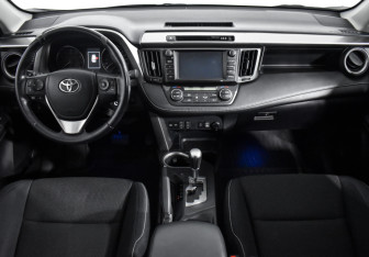 Подержанный автомобиль Toyota RAV4 2016 года (15 фото)