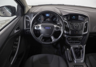 Подержанный автомобиль Ford Focus Hatchback 2013 года (11 фото)