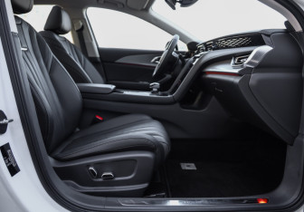 Подержанный автомобиль Hongqi H5 2023 года (30 фото)