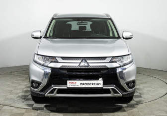 Подержанный автомобиль Mitsubishi Outlander 2021 года (2 фото)