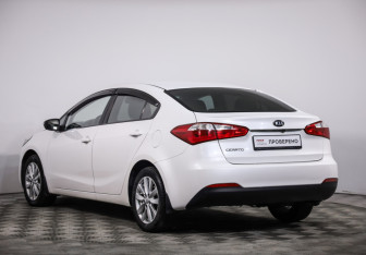Подержанный автомобиль Kia Cerato Sedan 2015 года (7 фото)