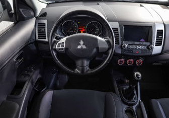 Подержанный автомобиль Mitsubishi Outlander 2011 года (11 фото)