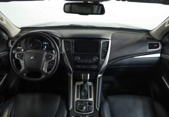 Подержанный автомобиль Mitsubishi Pajero Sport 2018 года (11 фото)