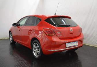 Подержанный автомобиль Opel Astra Hatchback 2014 года (7 фото)
