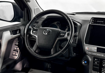 Подержанный автомобиль Toyota Land Cruiser Prado 2018 года (21 фото)