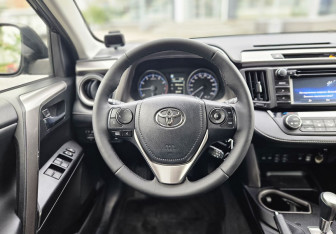Подержанный автомобиль Toyota RAV4 2016 года (14 фото)