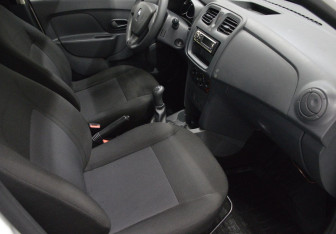 Подержанный автомобиль Renault Logan Sedan 2017 года (12 фото)