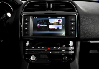 Подержанный автомобиль Jaguar F-Pace 2017 года (16 фото)