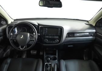 Подержанный автомобиль Mitsubishi Outlander 2016 года (9 фото)