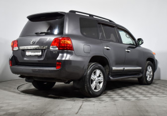 Подержанный автомобиль Toyota Land Cruiser Suv 2013 года (6 фото)