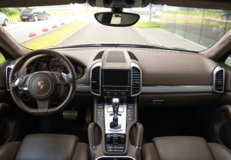 Подержанный автомобиль Porsche Cayenne 2010 года (11 фото)