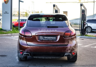 Подержанный автомобиль Porsche Cayenne 2012 года (8 фото)