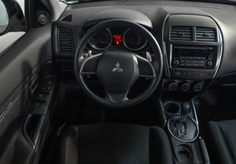 Подержанный автомобиль Mitsubishi ASX 2013 года (10 фото)