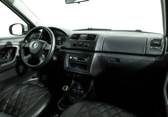 Подержанный автомобиль Skoda Fabia Hatchback 2013 года (9 фото)