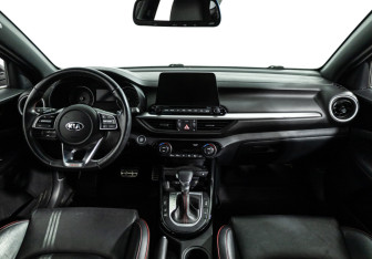 Подержанный автомобиль Kia K3 Hatchback 2019 года (13 фото)