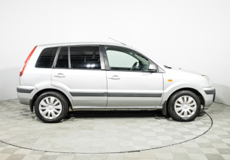 Подержанный автомобиль Ford Fusion 2006 года (4 фото)