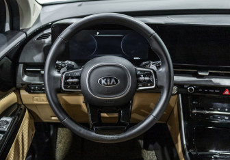 Подержанный автомобиль Kia Carnival 2020 года (19 фото)