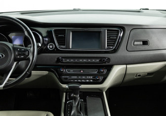 Подержанный автомобиль Kia Carnival 2017 года (14 фото)
