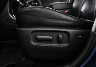 Подержанный автомобиль Toyota RAV4 2010 года (10 фото)