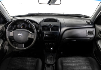 Подержанный автомобиль Nissan Almera Classic 2010 года (10 фото)