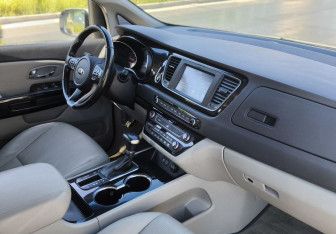 Подержанный автомобиль Kia Carnival 2018 года (19 фото)