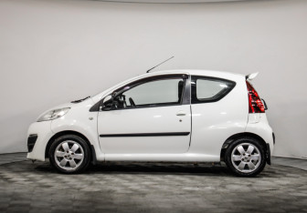 Подержанный автомобиль Peugeot 107 2012 года (8 фото)
