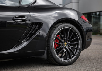 Подержанный автомобиль Porsche Cayman 2010 года (12 фото)