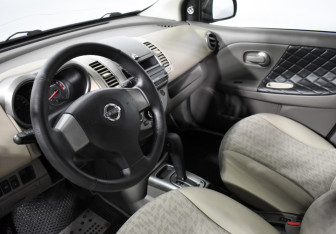 Подержанный автомобиль Nissan Note 2006 года (9 фото)