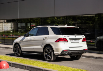 Подержанный автомобиль Mercedes-Benz GLE 2016 года (8 фото)