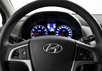 Подержанный автомобиль Hyundai Solaris Hatchback 2015 года (16 фото)