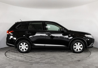 Подержанный автомобиль Mitsubishi Outlander 2016 года (4 фото)