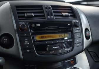 Подержанный автомобиль Toyota RAV4 2011 года (13 фото)