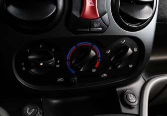 Подержанный автомобиль Fiat Doblo 2012 года (14 фото)