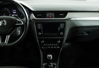 Подержанный автомобиль Skoda Rapid Liftback 2018 года (14 фото)