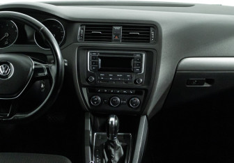 Подержанный автомобиль Volkswagen Jetta Sedan 2016 года (14 фото)