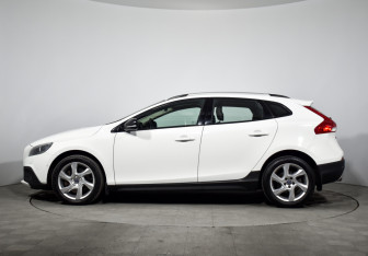 Подержанный автомобиль Volvo V40 Cross Country 2016 года (8 фото)