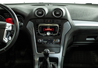Подержанный автомобиль Ford Mondeo Sedan 2011 года (13 фото)