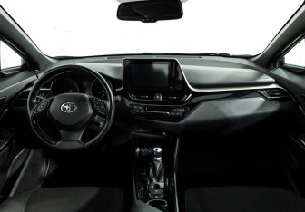 Подержанный автомобиль Toyota C-HR 2019 года (13 фото)