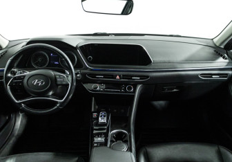 Подержанный автомобиль Hyundai Sonata 2020 года (13 фото)