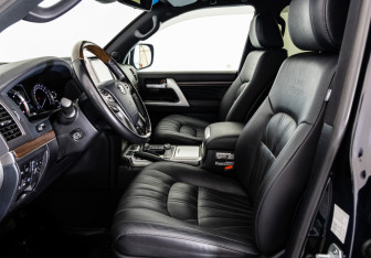 Подержанный автомобиль Toyota Land Cruiser Suv 2020 года (27 фото)