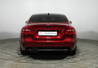 Подержанный автомобиль Jaguar XE 2016 года (6 фото)