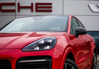 Подержанный автомобиль Porsche Cayenne 2022 года (2 фото)