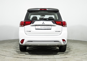 Подержанный автомобиль Mitsubishi Outlander 2022 года (6 фото)