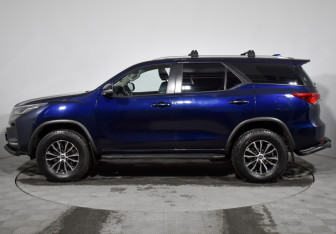 Подержанный автомобиль Toyota Fortuner 2021 года (8 фото)