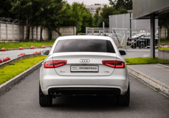 Подержанный автомобиль Audi A4 Sedan 2014 года (7 фото)